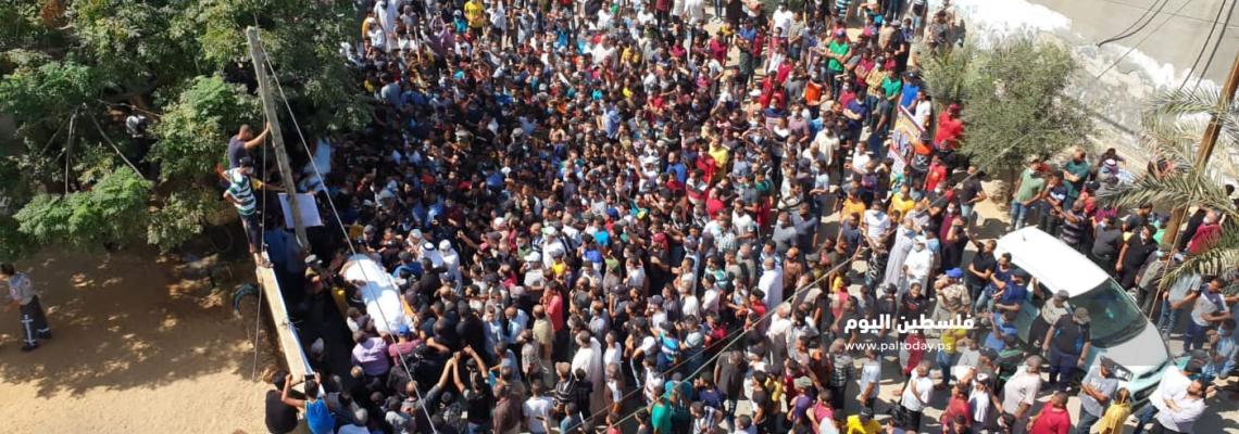 آلاف الجماهير الغاضبة تشيع جثماني شهيدين في دير البلح الذين قتلا بنيران الجيش المصري
