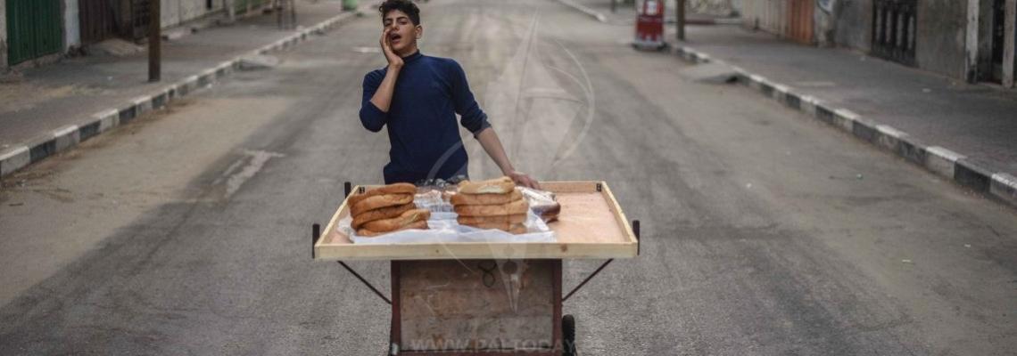 على العربة " كعك " الصباح الباكر .. مصدر رزق لشباب غزة