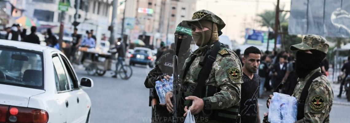 سرايا القدس وكتائب القسام توزعان التمر والماء على الصائمين في حي الشجاعية