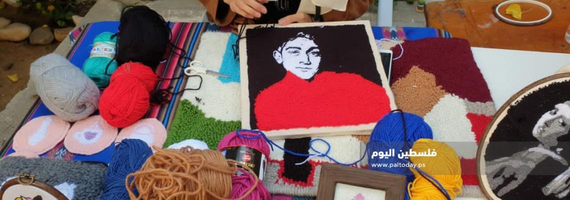 "آية المغاري" فلسطينية تجسد صور تذكارية وشخصيات عبر "الصوف والخيط"