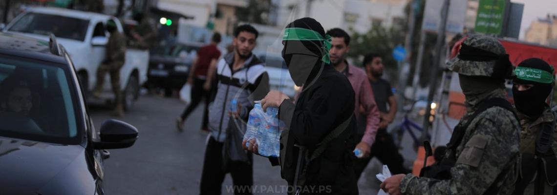 سرايا القدس وكتائب القسام توزعان التمر والماء على الصائمين غرب مدينة غزة