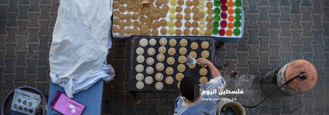 بائع القطايف " الملونة " فى خزاعة  يجذب المارة فى شهر رمضان الكريم 