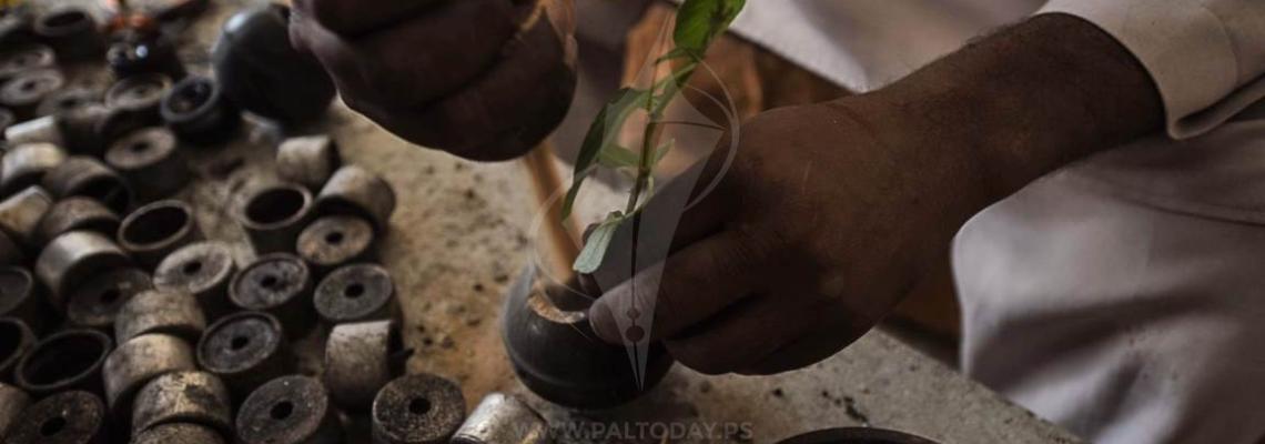 مواطن يحول قنابل الغاز التي يلقيها الاحتلال لأعمال فنية ‫
