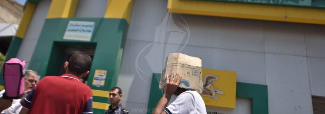 المواطنون يصطفون أمام بريد خانيونس تحت الشمس بانتظار المنحة القطرية