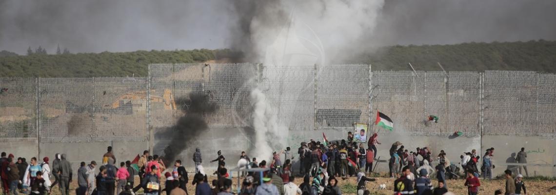 مواجهات بين الشبان الفلسطينيين وقوات الاحتلال الإسرائيلي خلال فعاليات مسيرة العودة