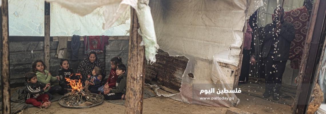 المنخفض الجوي يكشف أوجاع الأسر الفقيرة في غزة