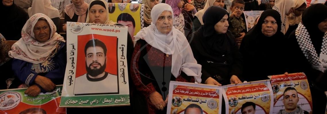 اعتصام اهالى الاسرى امام مقر الصليب الاحمر بمدينة غزة
