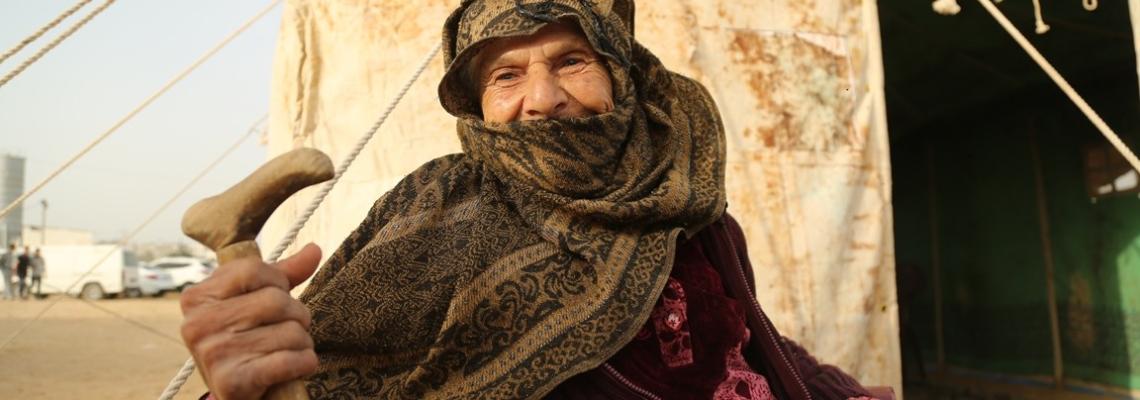 رغم المرض وتعب الدهر.. امرأه ثمانينية تشارك في مسيرات العودة شرق قطاع غزة