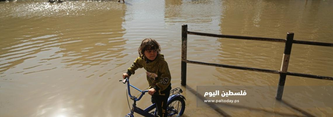 غزارة الأمطار تغرق شوارع كبيرة في مخيم جباليا