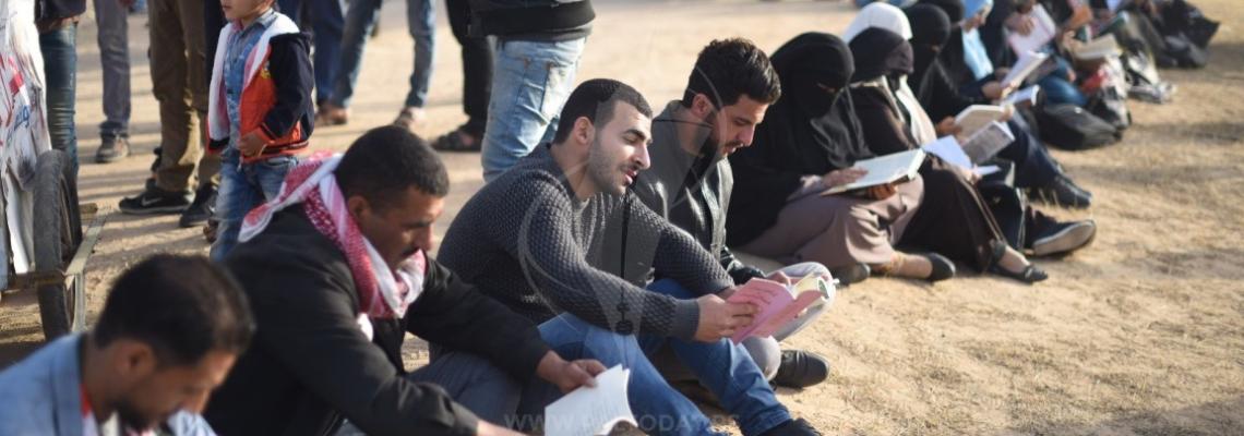 المشاركون في مسيرة العودة ينظمون أكبر سلسلة قراءة شرق رفح جنوب قطاع غزة