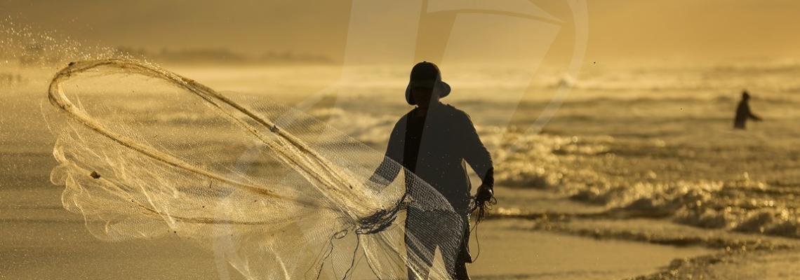 مواطنون وصياديون على شاطئ بحر غزة رغم الأجواء الباردة