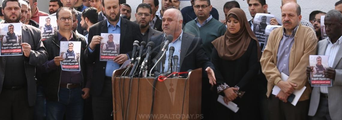 صحفيون يحتجون على استهداف زملائهم أمام ثلاجة الموتى بمجمع الشفاء