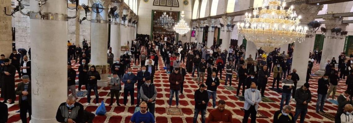 القدس - المقدسيون يؤدون صلاة الفجر في الأقصى لأول مرة بعد اغلاقه (70) يوما بسبب جائحة كورونا.
