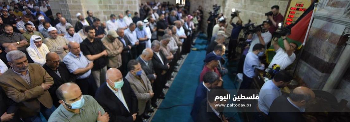جماهير غزة تصلي صلاة الغائب على الأمين العام السابق للجهاد الإسلامي، الراحل الدكتور رمضان شلح.