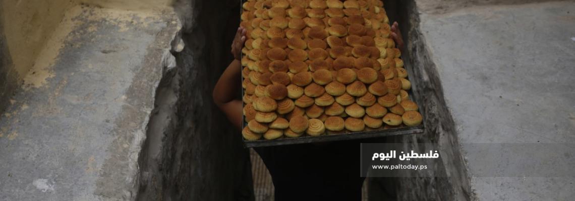  خبازون يعدون كعك العيد "المعمول" استعداداً لعيد الأضحى