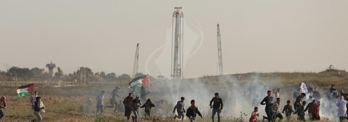 الفلسطينيون يشاركون في جمعة يوم الأسير الفلسطيني في مخيم ملكة شرق مدينة غزة