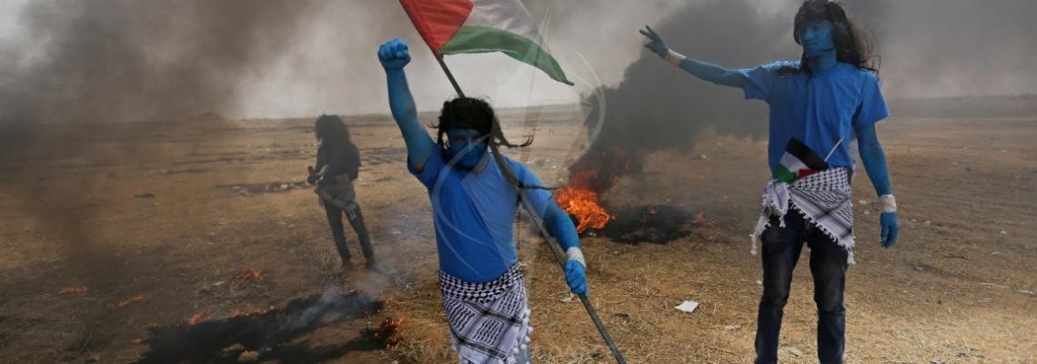 شبان فلسطينيون يرتدون زي من فيلم أفاتار خلال احتجاجاتهم في مخيم العودة شرق خانيونس 