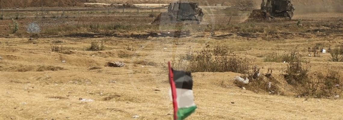 الاحتلال ينصب اسلاك شائكة بعد أن سحبها الشبان في جمعة حرق العلم