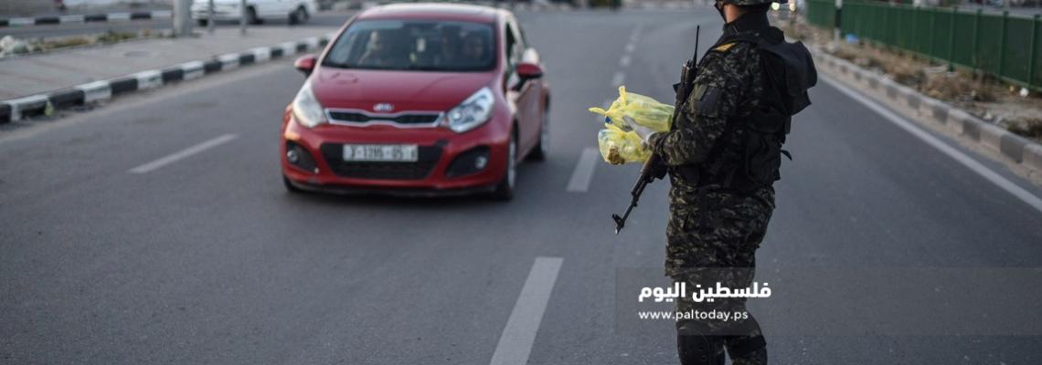 سرايا القدس فى مدينة خانيونس توزع الماء والتمر على السائقين على شارع صلاح الدين قبيل أدان المغرب 