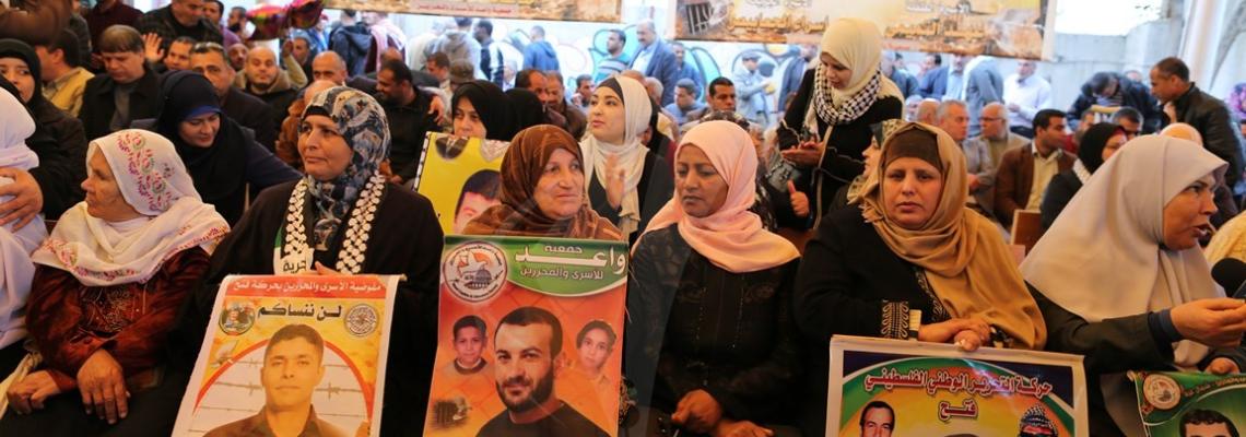 اعتصام اهالى الاسرى امام مقر الصليب الاحمر بمدينة غزة