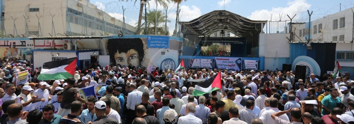 وقفة للقوى الوطنية والمعتصمين أمام مقر الاونروا للتعبير عن فصل عدد من الموظفين
