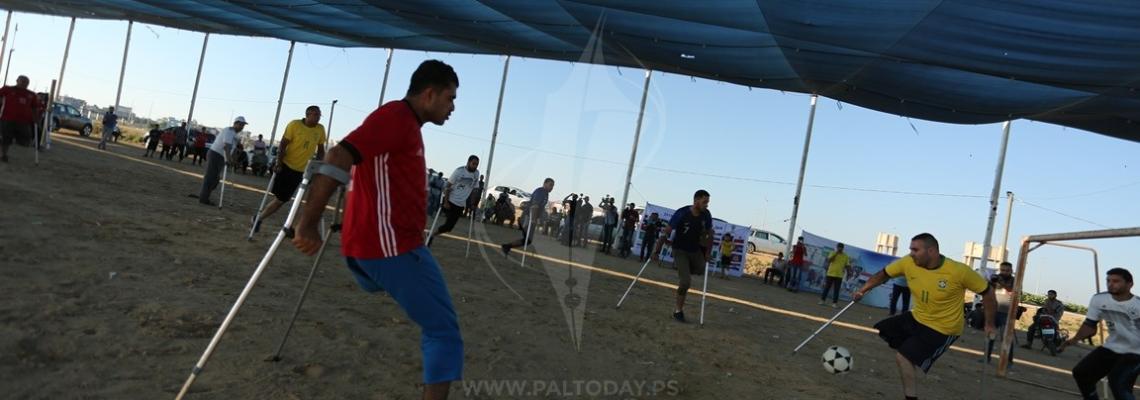 اقامة مباراة كرة قدم بين مجموعة من المصابين برصاص الاحتلال شرق غزة تزامنا مع انطلاق كأس العالم في روسيا