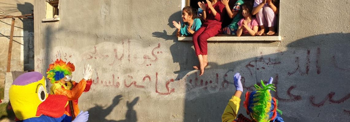 مهرّجون ينشرون البهجة بين الأطفال في ظل كورونا والحجر المنزلي  