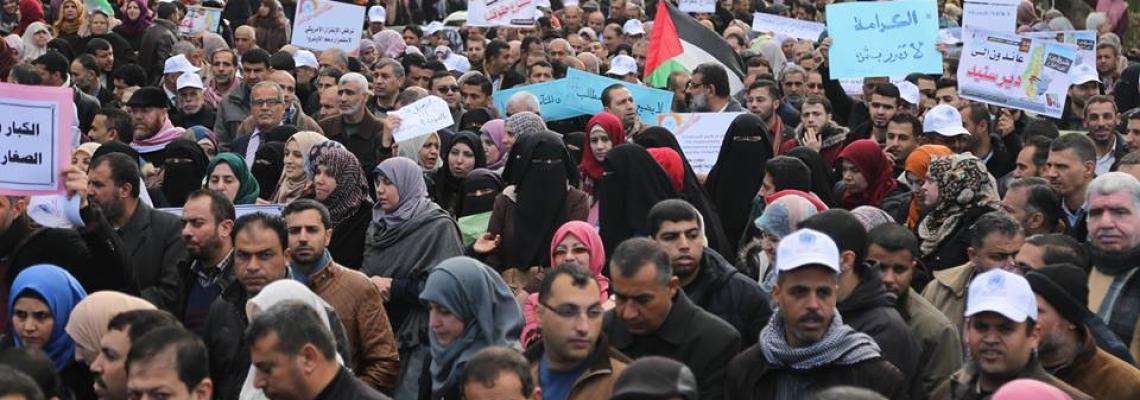 أكبر مظاهرة للعاملين في الأونروا بقطاع غزة احتجاجاً على تقليصات الوكالة