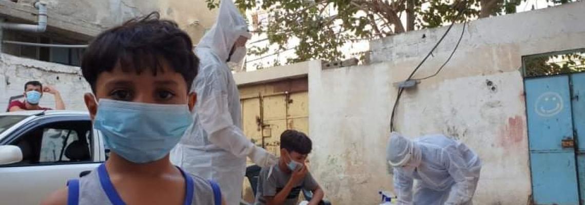 صور | أخذ عينات لعائلة مخالطة لمصاب بفيروس كورونا في خانيونس