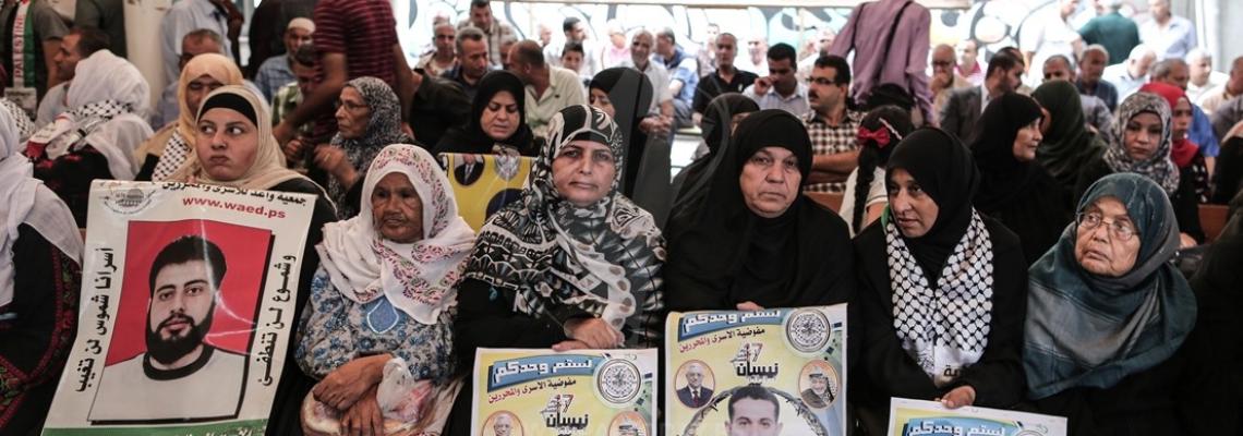 اعتصام اهالى الاسرى امام مقر الصليب الاحمر بمدينة غزة