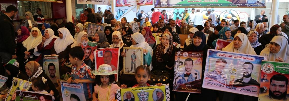 بالصور:اعتصام اهالى الاسرى امام الصليب الاحمر بمدينة غزة