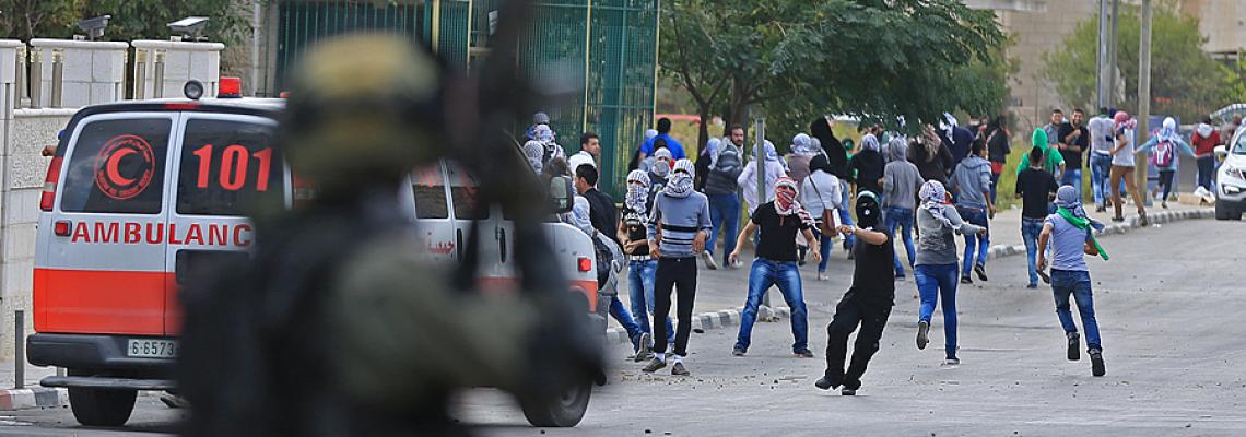 بالصور: تجدد المواجهات بين الشبان وقوات الإحتلال في حي البلوع شمال مدينة البيرة"تصوير: حذيفة سرور"