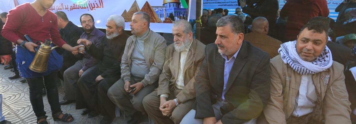 بالصور:المئات من الفلسطينين يؤمون خيمة العزاء التي أقيمت في ساحة الجندي وسط غزة تضامنا مع الشعب المصري