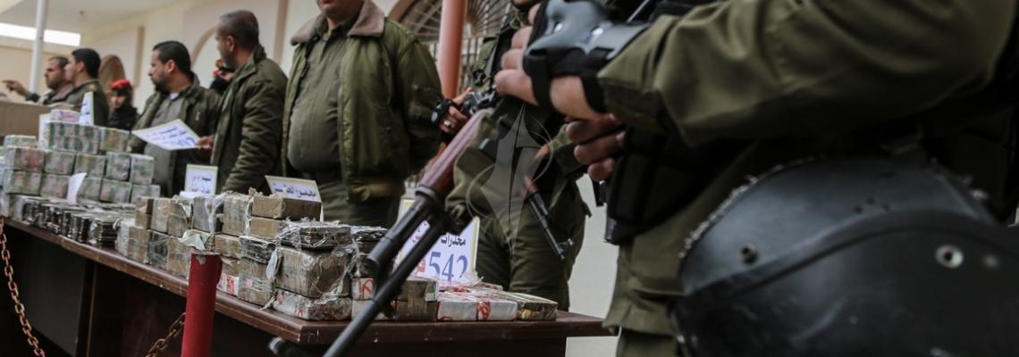بالصور:وزارة الداخلية تعقد مؤتمراً صحفياً تعلن فيه حكمها بالإعدام على اثنين من تجار المخدرات والأشقال الشاقة لثالث