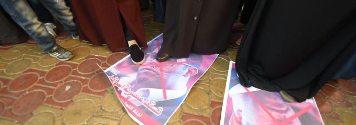 بالصور:وقفة لدائرة العمل النسائي برفح دعما واسنادا لعوائل الاسرى