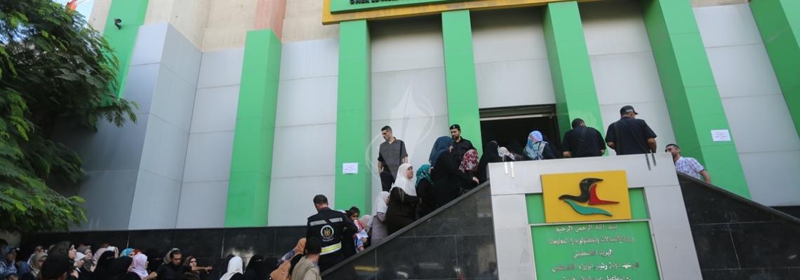بالصور:صرف المنحة القطرية لرواتب موظفي غزة