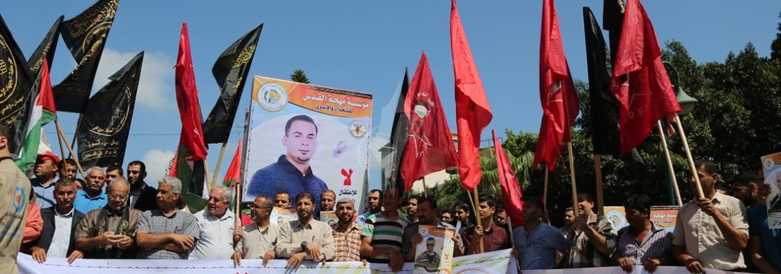 بالصور:مهجة القدس تنظم فعالية لدعم الأسرى المضربين في ساحة الجندي المجهول بمدينة غزة