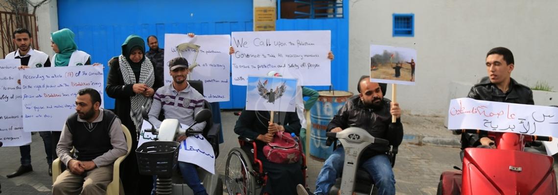 بالصور:فلسطينيون من ذوي الإعاقة ينددون باستهداف الاحتلال المقعد أبو ثريا في وقفة أمام مقر "اليونسكو" بغزة