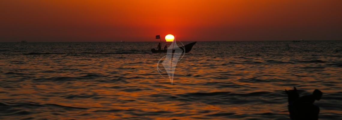 بالصور: غروب الشمس على شاطئ بحر مدينة غزة