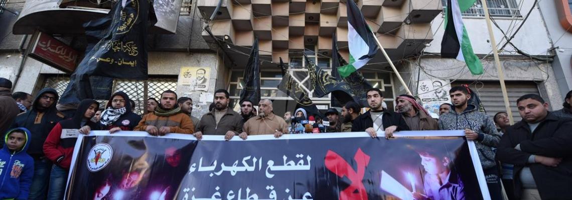 بالصور : حركة الجهاد تنظم وقفة إحتجاجية ضد سياسة قطع الكهرباء فى غزة