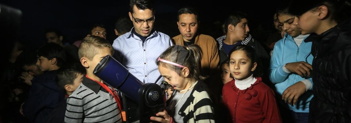 بالصور:أطفال من غزة يرحلون لأضخم كواكب المجموعة الشمسية "المشتري" من خلال "تلسكوب"