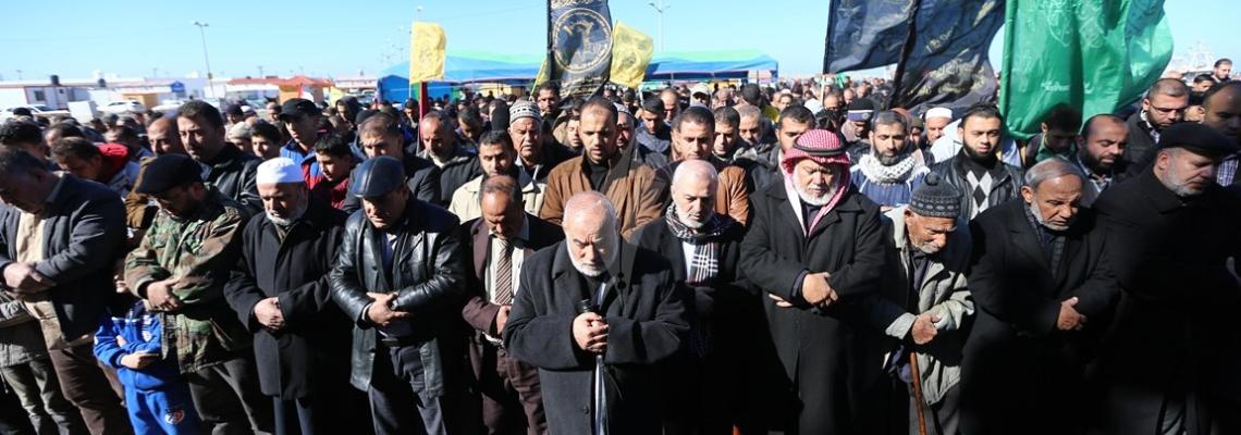 بالصور:غزة تؤدون صلاة الغائب على الصياد الشهيد"محمدالهسي"