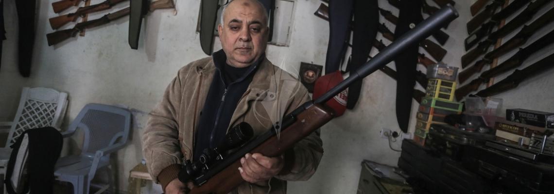 بالصور: أبو صقر خبير صيانة بنادق الصيد بغزة
