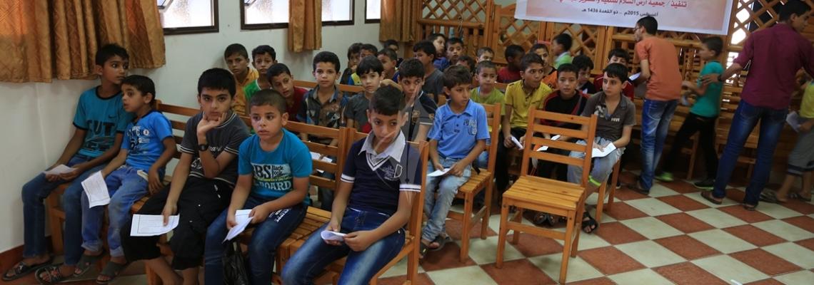 بالصور:جمعية أرض السلام تنفذ مشروع كسوة لطلاب المدارس بغزة