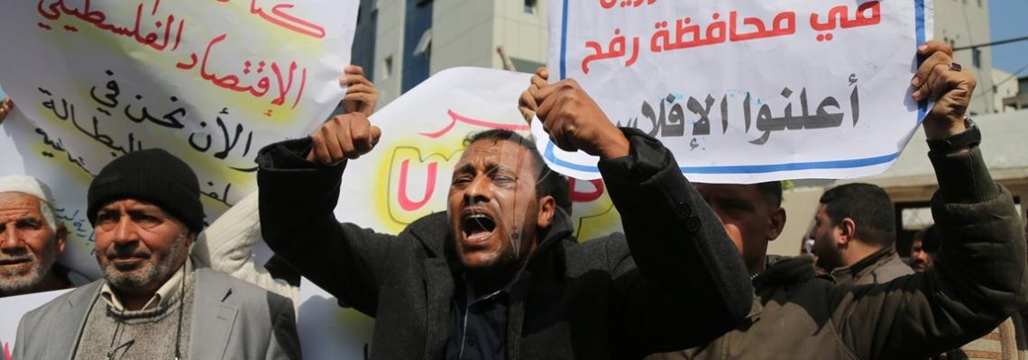 بالصور:وقفة لأصحاب المصانع المدمرة أمام مقر المندوب السامي بمدينة غزة للمطالبة بتعويضهم