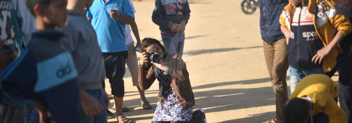 منة قديح 12 عام . اصغر مصورة تغطى الاحداث شرق خانيونس