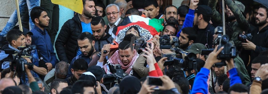 بالصور :جنازة الشهيد المقعد ابراهيم ابو ثريا فى مخيم الشاطئ