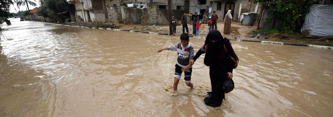 بالصور : الأمطار تغمر منازل المواطنين فى مدينة خانيونس