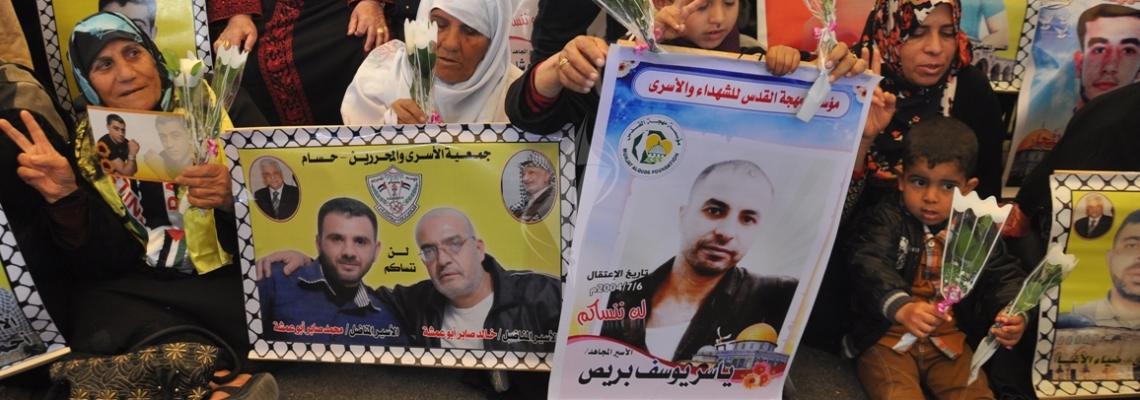 بالصور...اعتصام اهالي الاسرى داخل مقر الصليب الاحمر بغزة