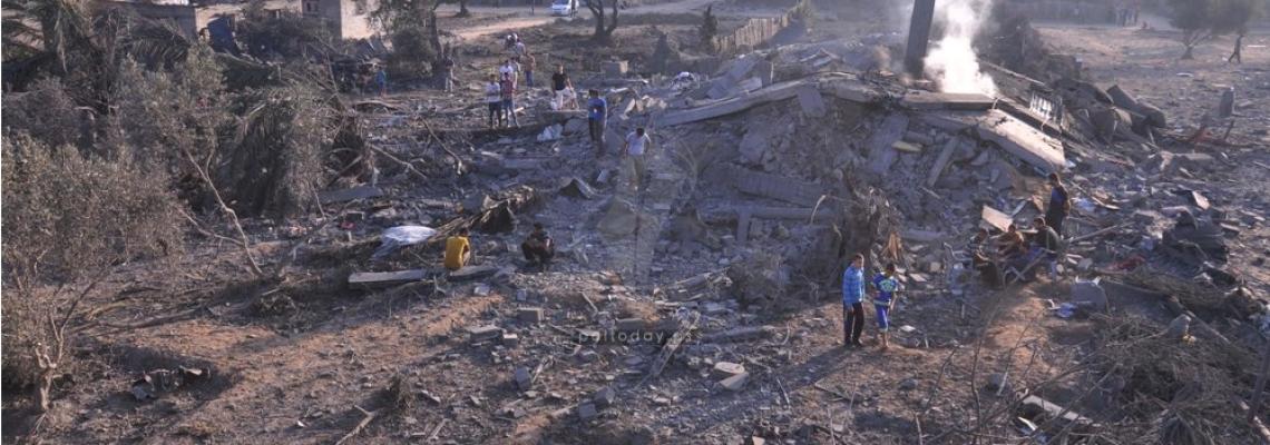 آثار الدمار الذي خلفه القصف الإسرائيلي على منازل المواطينن فجر اليوم